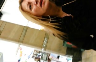 XXX Teeny Nancy recibe la primera cogida por el culo por una gran polla amiga de la madre hermanos follando en casa